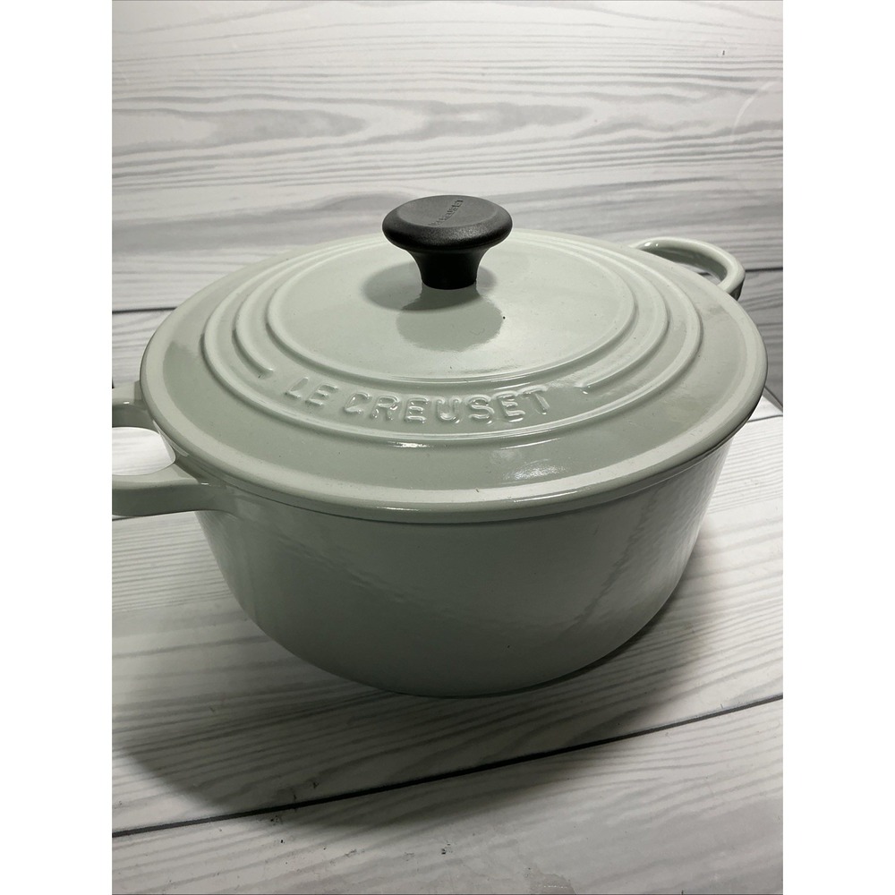 Le Creuset Cast Iron Stew Pot 22 Rue Oliver Light Sage 2.5qt Dutch Oven /Lid NEW